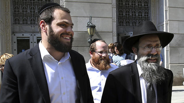 Mordechai Sorotzkin, center, brother of Rabbi Zalmen Sorotzkin, walks outside Federal court (Photo: AP)