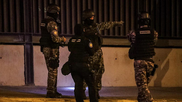 כוחות הביטחון בסריקות סביב בית המשפט העליון, הלילה (צילום: EPA) (צילום: EPA)