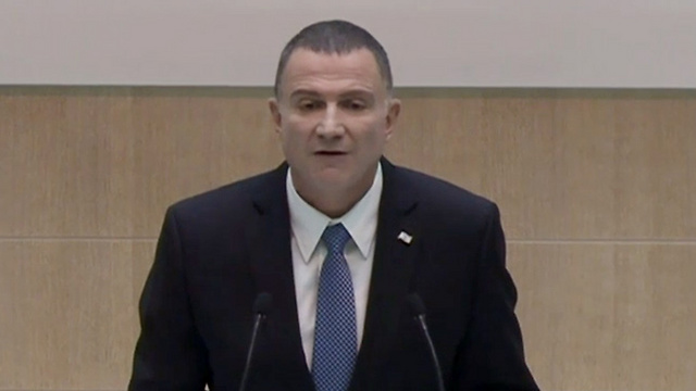 Edelstein speaking in front of the Federation Council.