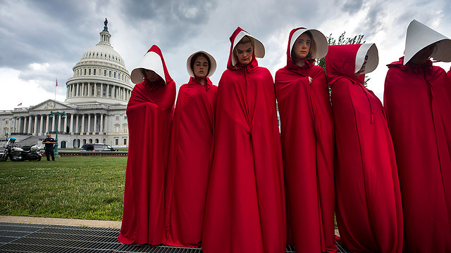 מתנגדות לחוק הבריאות של הרפובליקנים. הפגנת נשים מול גבעת הקפיטול בוושינגטון בהשראת הסדרה "סיפורה של שפחה" (צילום: EPA) (צילום: EPA)