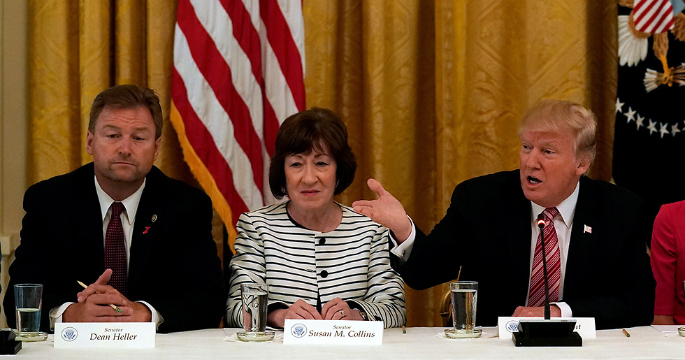 משמאל לימין: הסנאטור הרפובליקני דין הלר, שמותקף על התנגדותו לחוק הבריאות המוצע, הסנאטורית סוזן קולינס והנשיא טראמפ (צילום: רויטרס) (צילום: רויטרס)