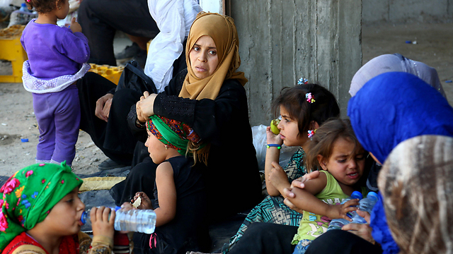 תושבים סורים שנמלטו מא-רקה, בירת דאעש בסוריה (צילום: AFP) (צילום: AFP)