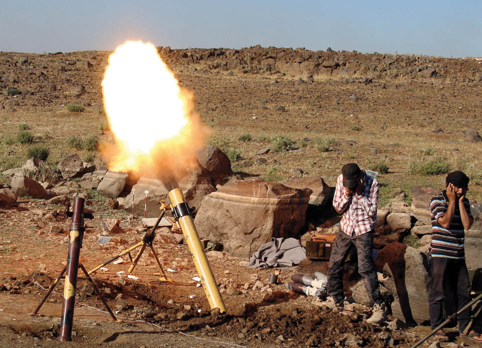 Оппозиционеры-исламисты обстреливают из минометов позиции правительственных сил. Фото: ALAA AL-FAQIR