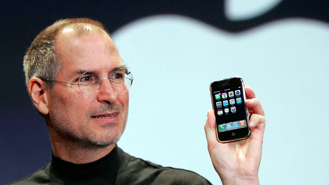 סטיב ג'ובס מציג את האייפון הראשון (צילום: אפל) (צילום: אפל)