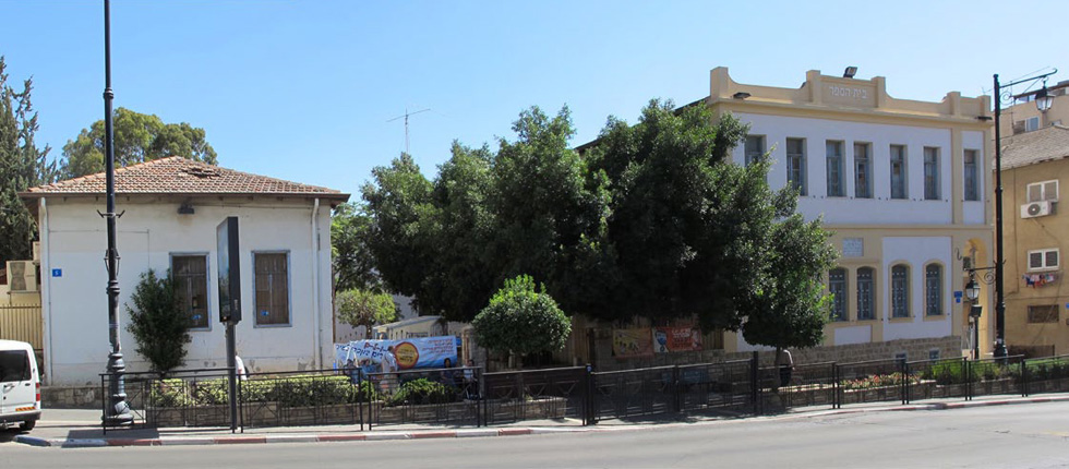 בית ספר "חביב" (מימין) ובית "מדליה" (משמאל). שני מבנים בעלי ערך היסטורי ואדריכלי שישומרו. בבית "מדליה" ייפתח בית קפה (צילום: אפרת-קובלסקי אדריכלים)