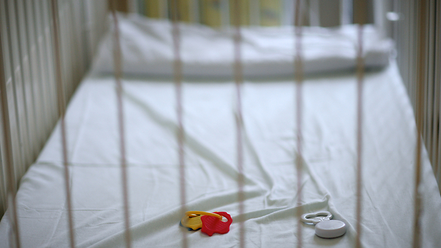 ההערכה היא כי התינוק נחנק משמיכה שהוצבה כחיץ בינו ובין מיטת ההורים (צילום: SHUTTERSTOCK) (צילום: SHUTTERSTOCK)