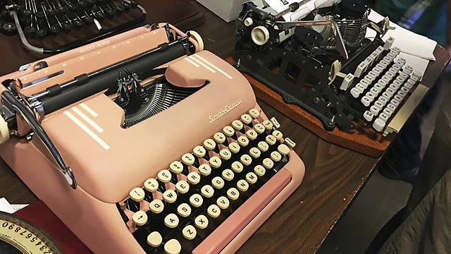 מתקן מכונות כתיבה: "לא ראיתי פריחה כזו כבר שנים" (צילום: AP) (צילום: AP)
