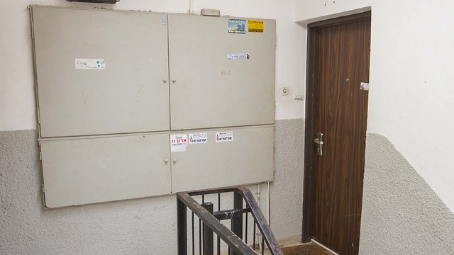 הדירה שבה גרו החשודים: "שמענו בכי כשעלינו במדרגות" (צילום: עידו ארז) (צילום: עידו ארז)