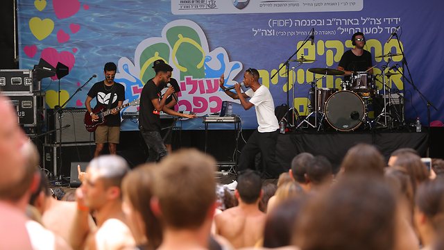 Israeli hip-hop duo Strong Black performs for lone soldiers (Photo: YoSee Gamzoo Letova)