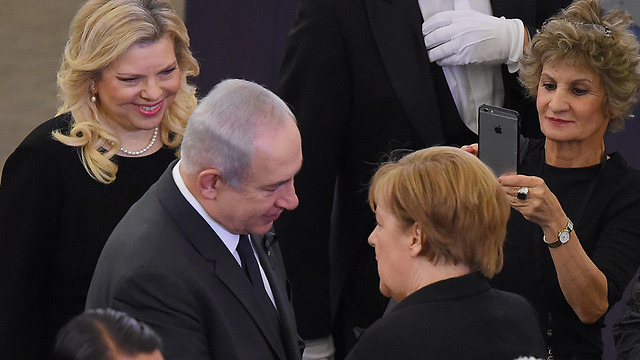 Биньямин и Сара Нетаниягу с канцлером Германии Ангелой Меркель на церемонии прощания с Гельмутом Колем. Фото: AFP