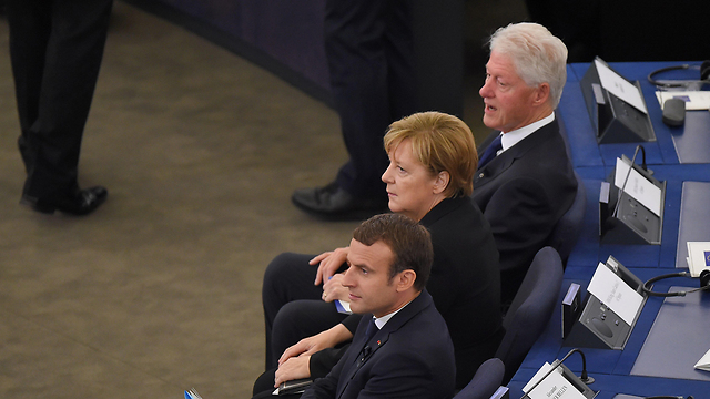 Former US President Bill Clinton, German Chancellor Angela Merkel and French President Emmanuel Macron at the ceremony (Photo: AFP)