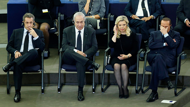 Prime Minister Netanyahu and his wife Sara, center, sitting next to former French president Nicolas Sarkozy, left, and former Italian prime minister Silvio Berlusconi, right (Photo: Reuters)