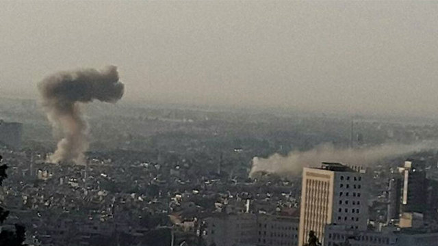 עשן מיתמר מזירות הפיצוצים בדמשק ()