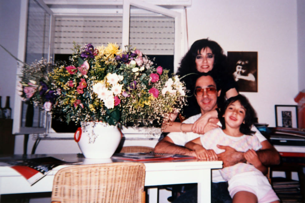 תמונת ילדות עם ההורים, שלומית אהרון ויובל דור. "הם היו כנראה היחידים בסבנטיז שלא עישנו" (רפרודוקציה: יריב כץ)