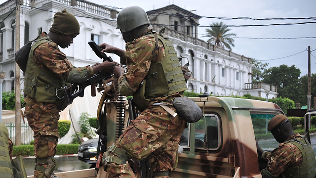 חיילים שומרים על ארמון הנשיאות במאלי (צילום: AFP) (צילום: AFP)