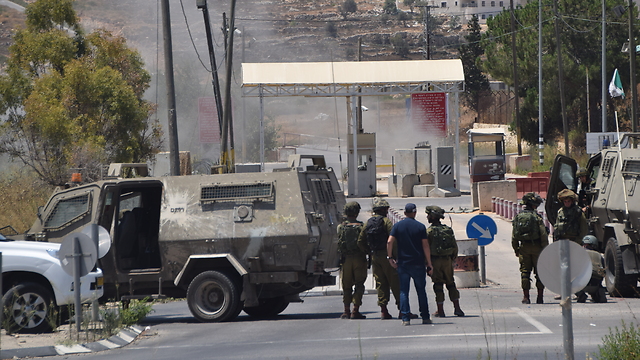 IDF soldiers after disarming the bomb at the 'Focus' Checkpoint near Beit El, 2016 (Photo: TPS)