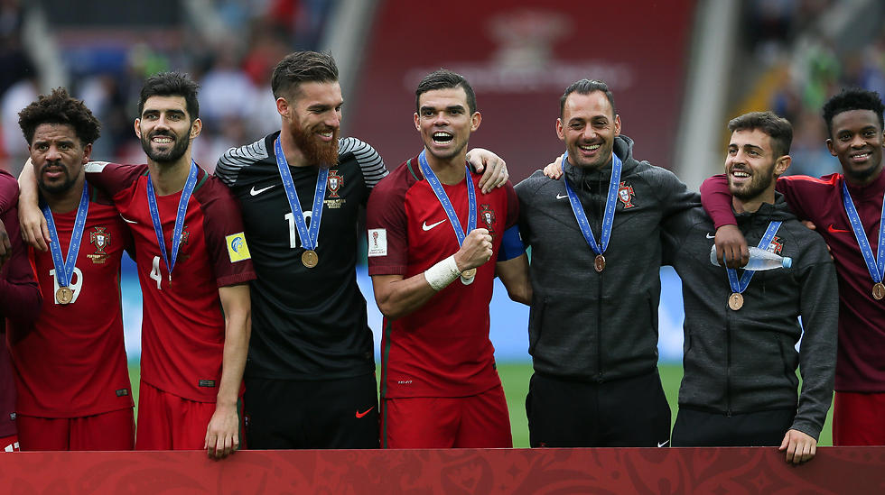פפה (במרכז) וחבריו לנבחרת (צילום: AFP) (צילום: AFP)