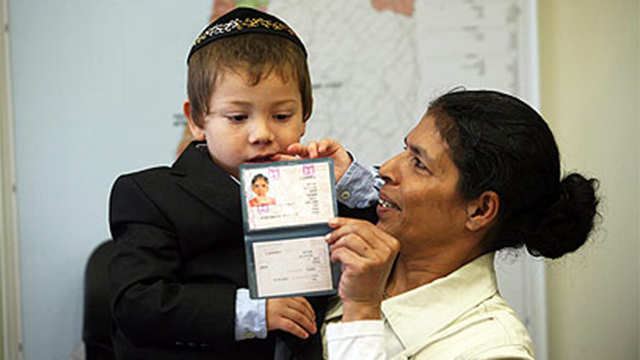 סנדרה סמואל והילד מוישי, 2010 (צילום: גיל יוחנן ) (צילום: גיל יוחנן )