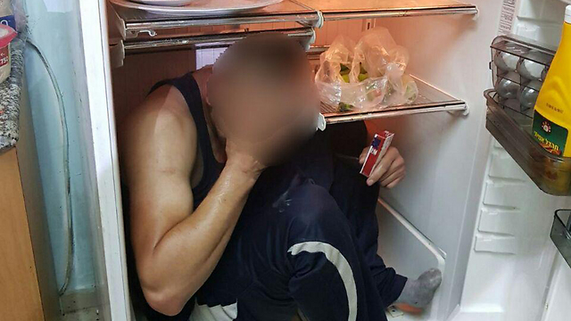 חשוד מתחבא במקרר (צילום: דוברות המשטרה ) (צילום: דוברות המשטרה )