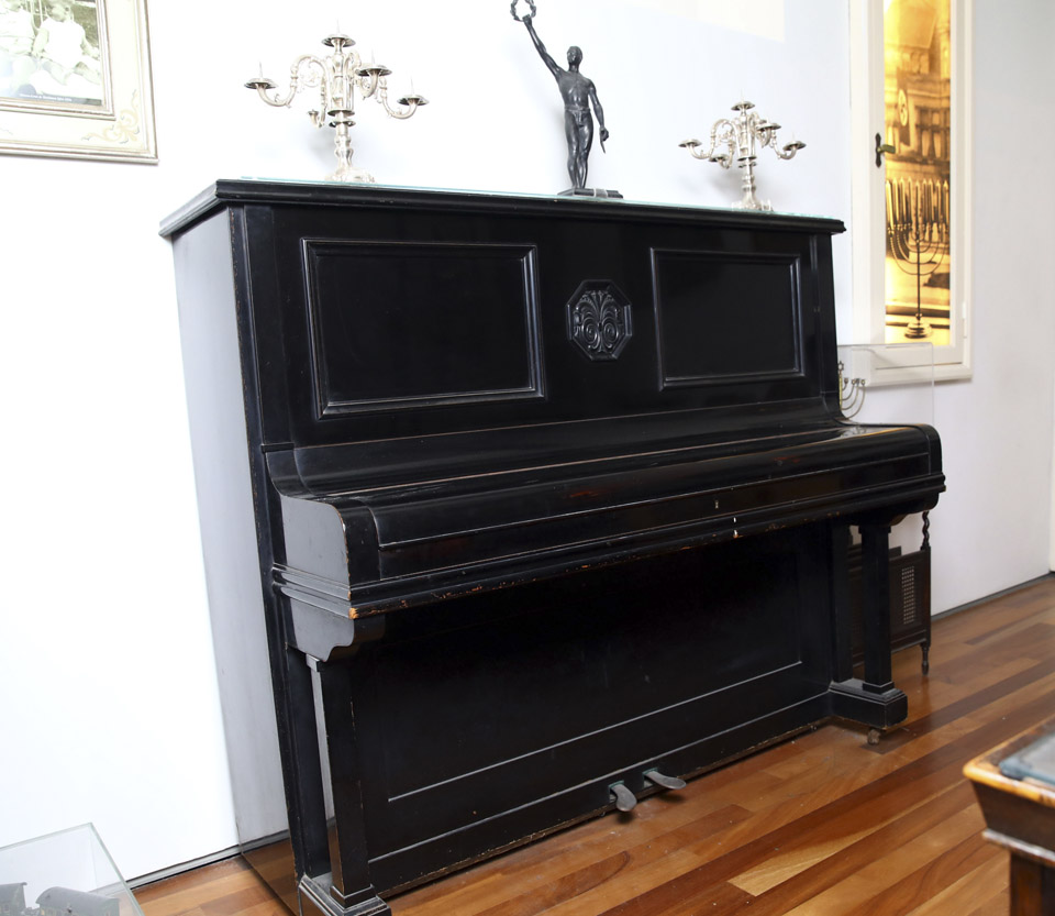 Пианино семьи Маргулис в Музее истории Катастрофы "Яд ва-Шем". Фото: Эльад Зигман 