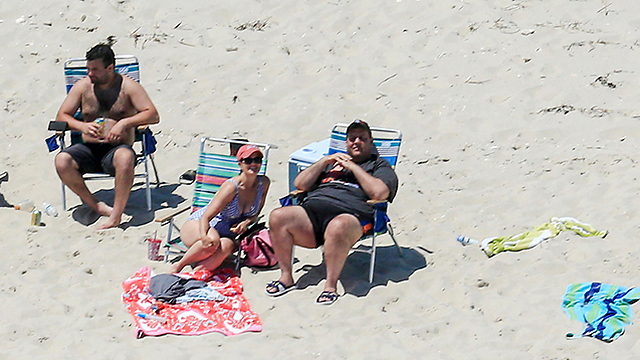 כריסטי על החוף. "הוא לא תפס צבע. הוא חבש כובע בייסבול" (צילום: AP) (צילום: AP)