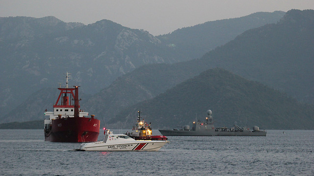 מלווים את הספינה בחזרה לטורקיה (צילום: רויטרס) (צילום: רויטרס)