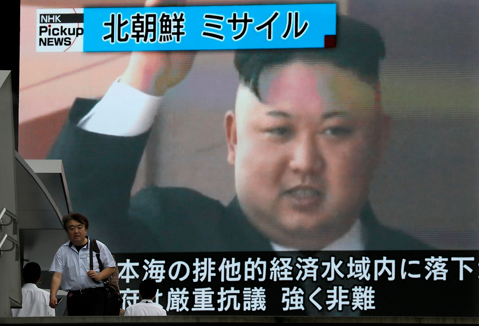 קים ג'ונג און בדיווח צפון קוריאני על שיגור הטיל (צילום: EPA) (צילום: EPA)