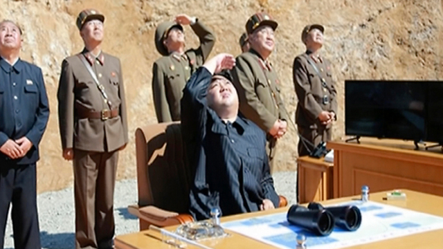 Ким Чен Ын на испытаниях ракеты. Фото: АР