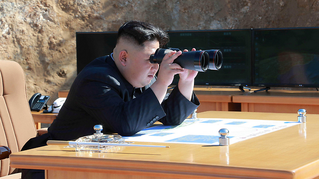 קים ג'ונג און צופה בשיגור היום (צילום: רויטרס) (צילום: רויטרס)