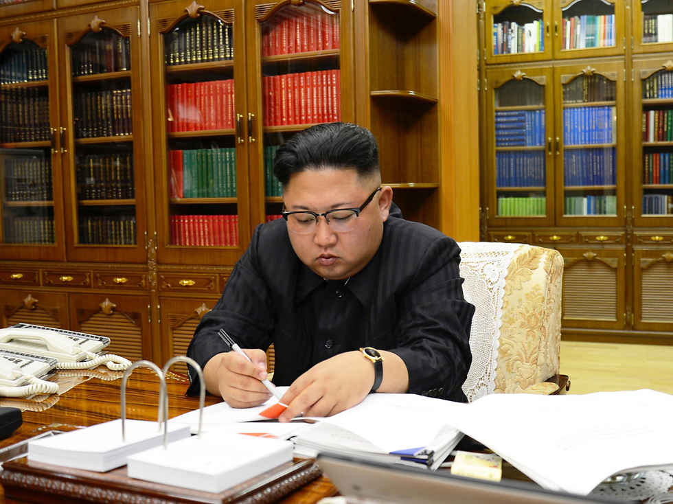 שליט צפון קוריאה חותם על הצו המורה על ביצוע הניסוי (צילום: רויטרס) (צילום: רויטרס)