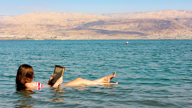Мертвое море привлекает тысячи туристов. Фото: shutterstock