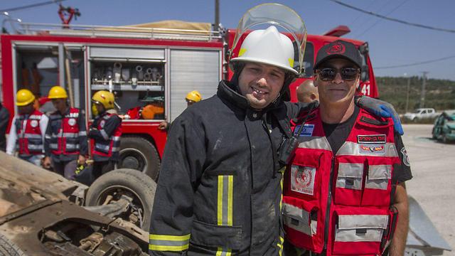 An Israeli and Paletinian rescue worker together (Photo: Ido Erez)