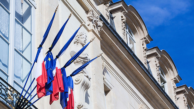 דגלי האיחוד האירופי הורדו לחצי התורן, דגלי צרפת נקשרו בסרט שחור (צילום: MCT) (צילום: MCT)