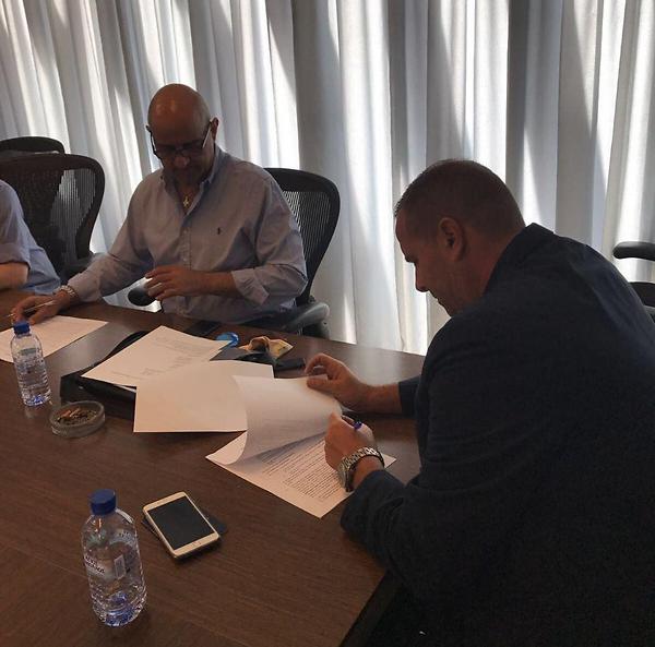 בן שמעון חותם על החוזה לאימון נבחרת קפריסין (צילום: מתוך הטוויטר)