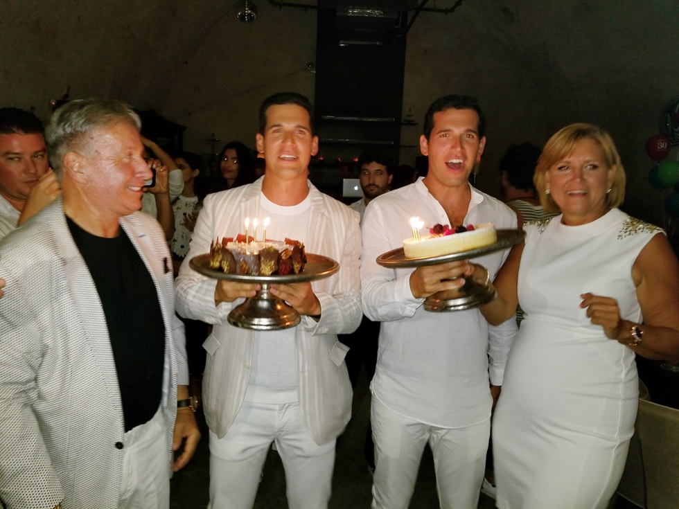 אורלי ושלומי אלכסנדר עם ילדיהם התאומים: אורן ואלון ועוגות יום ההולדת ()