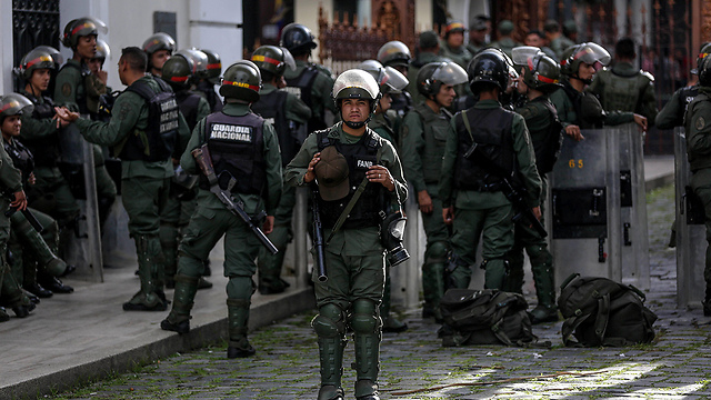 גם בצבא ונצואלה לא מרוצים מהמצב הכלכלי הקשה. חיילים מחוץ לבניילן האסיפה הלאומית בקראקס (צילום: EPA) (צילום: EPA)