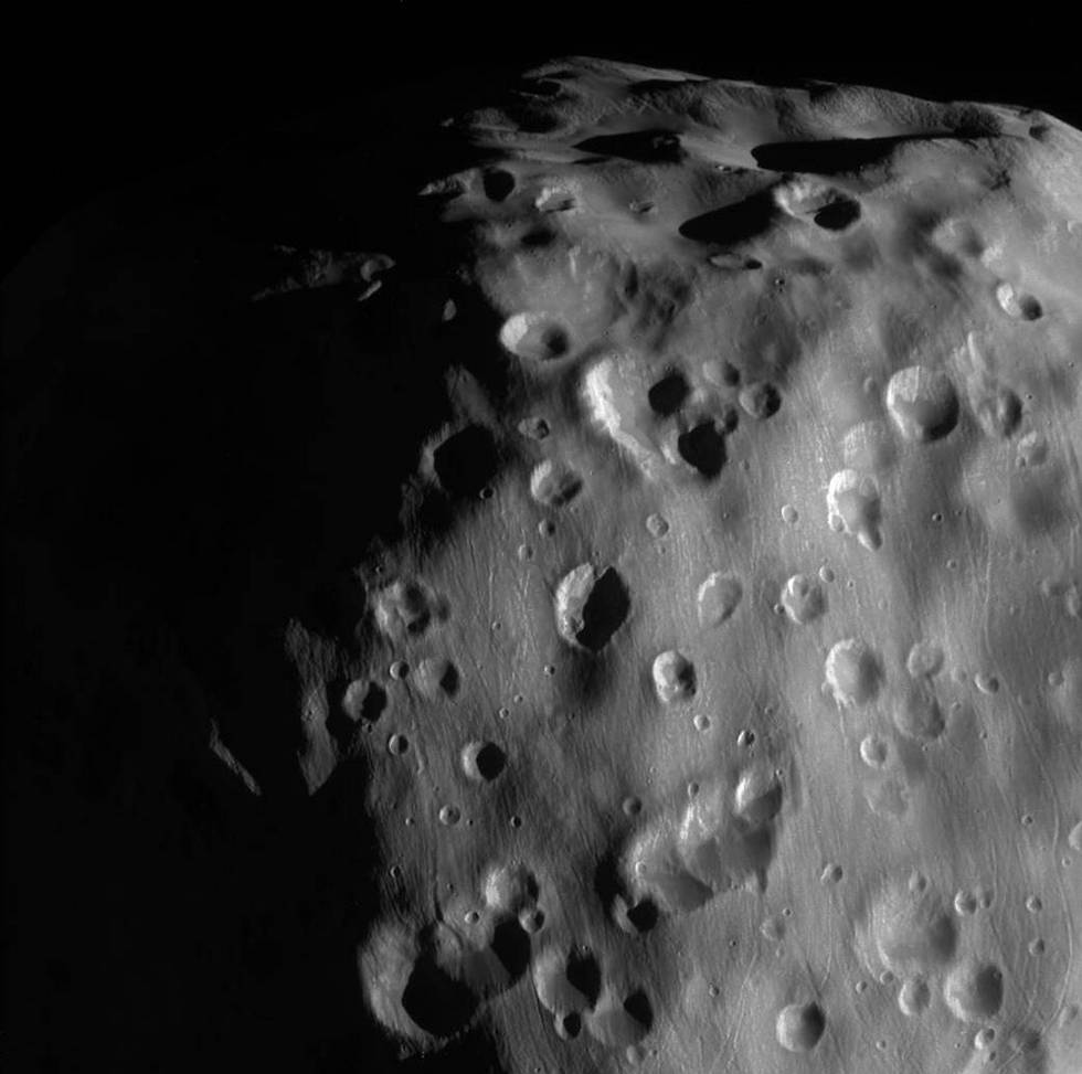 אפימתאוס בתמונה שצולמה ממרחק של 15 אלף ק"מ (צילום: נאס"א) (צילום: נאס