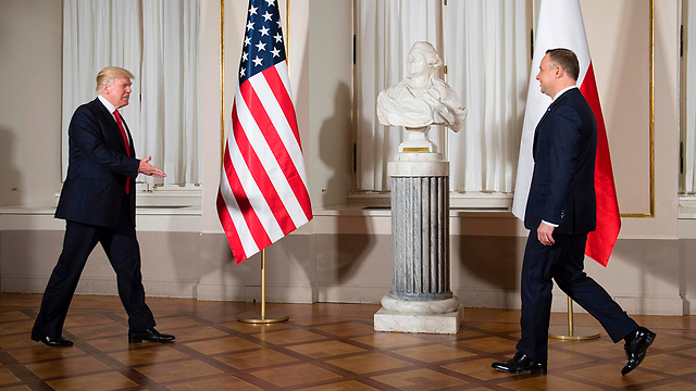 שני המנהיגים נפגשו בטירה המלכותית בוורשה. טראמפ ונשיא פולין דודה (צילום: AFP) (צילום: AFP)