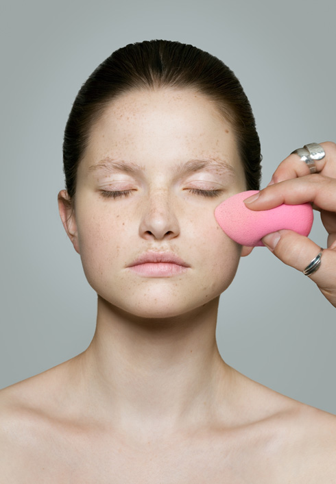 טכניקות איפור פשוטות יסייעו לך להעלים או לטשטש את הנמשים באופן זמני, עד מועד שטיפת הפנים לעת ערב (צילום: Shutterstock)