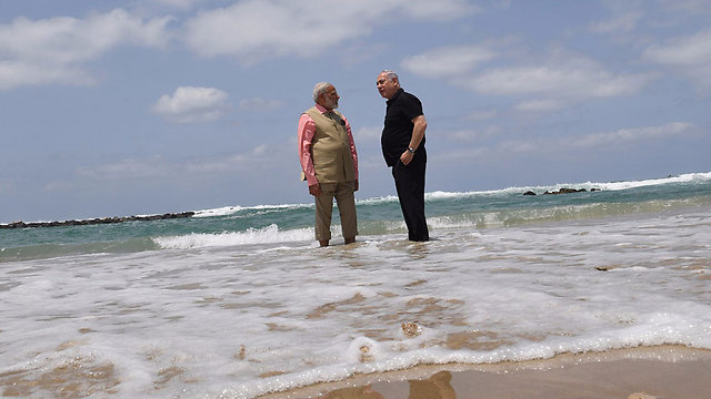 Netanyahu and Modi at the beach. Like a student with his teacher (Photo: Kobi Gideon, GPO)