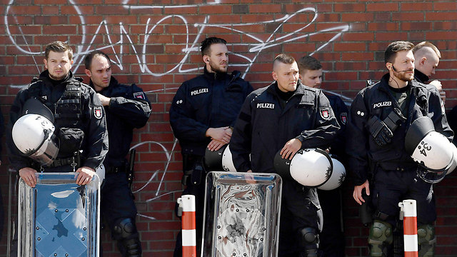 שוטרים ברחובות המבורג (צילום: EPA) (צילום: EPA)