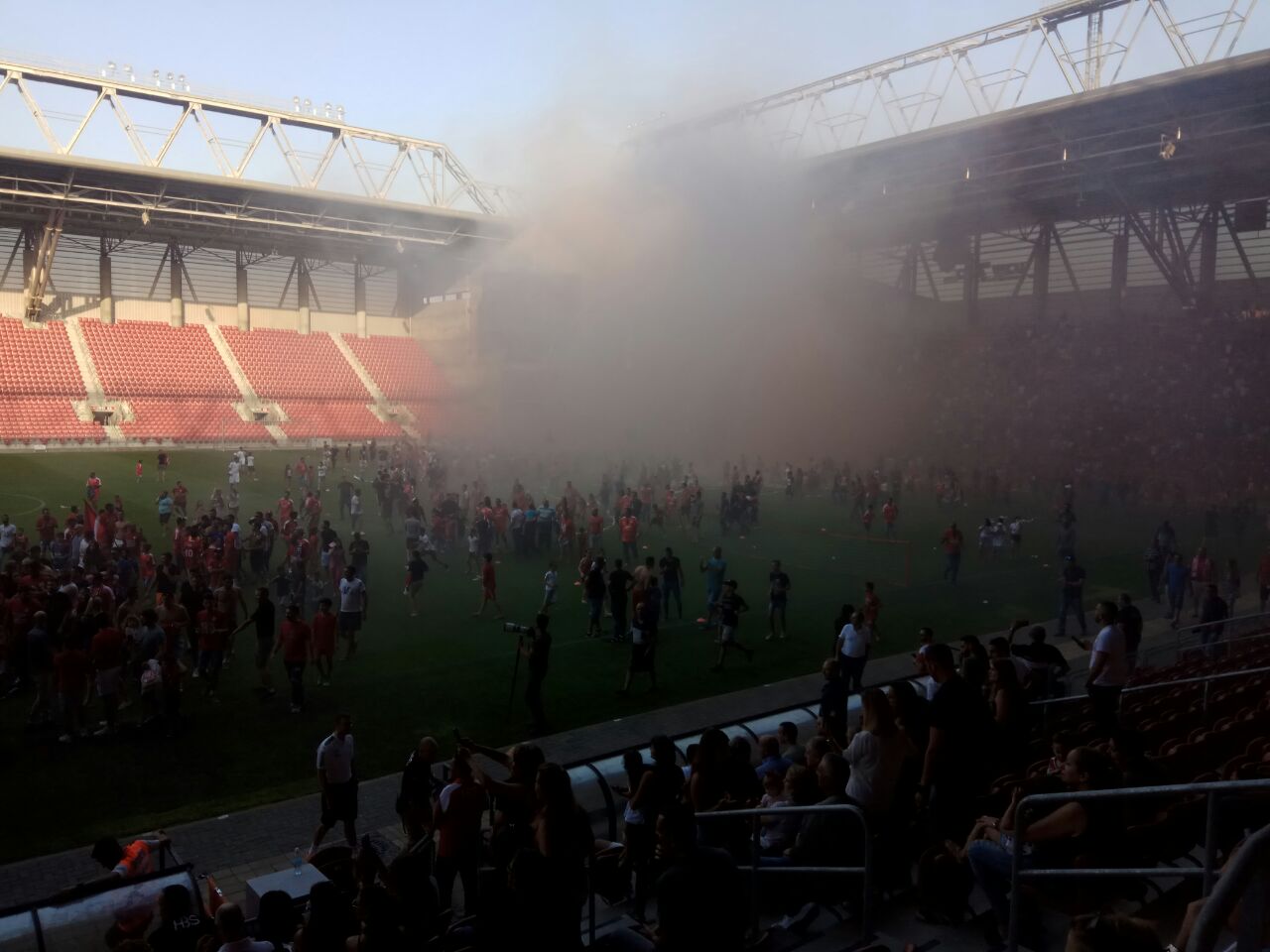 האצטדיון אפוף עשן (צילום: שי מוגילבסקי) (צילום: שי מוגילבסקי)