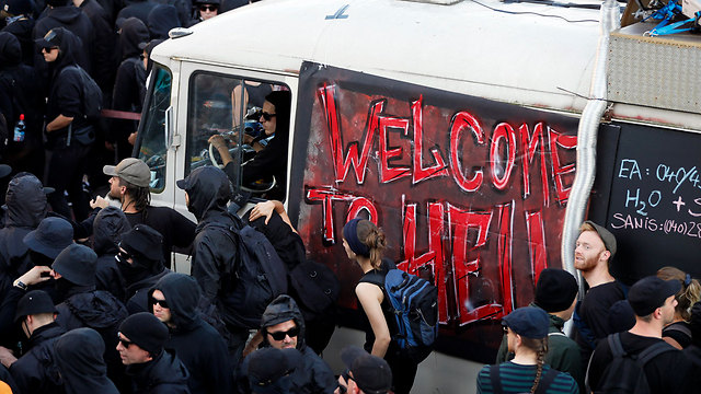 Clashes between protesters and police in Hamburg (Photo: EPA)
