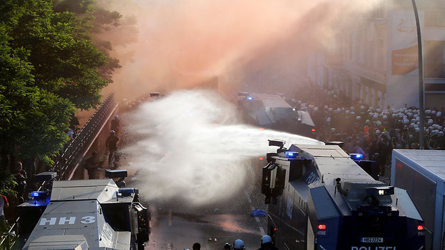 עימותים אתמול בהמבורג (צילום: AP) (צילום: AP)