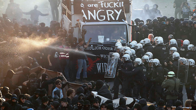Clashes between protesters and police in Hamburg (Photo: Reuters)
