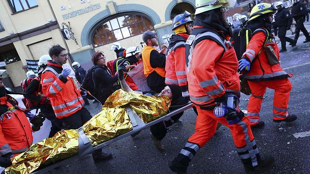 Man injured in clashes between protesters and police in Hamburg (Photo: Reuters)