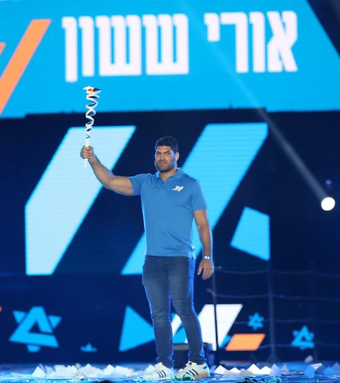 אורי ששון נושא את הלפיד (צילום: אורן אהרוני) אורי ששון נושא את הלפיד (צילום: אורן אהרוני)
