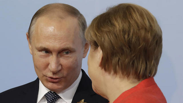 Merkel welcomes Russian President Putin to the summit (Photo: AP)