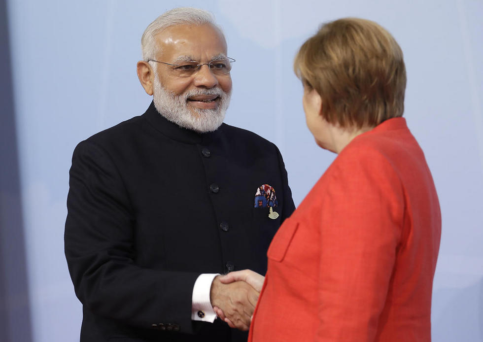 Merkel welcomes Indian Prime Minister Modi to the summit (Photo: AP)