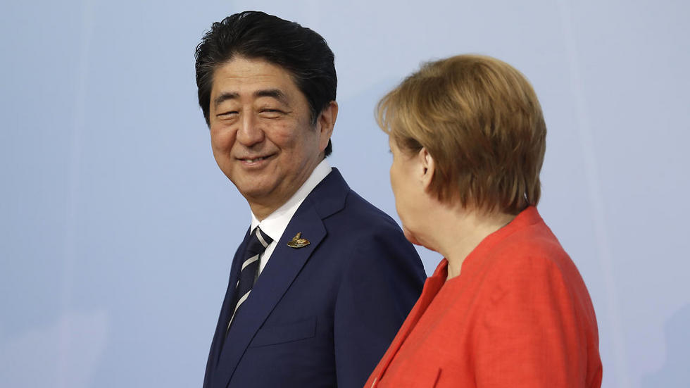 Merkel welcomes Japanese Prime Minister Abe to the summit (Photo: AP)